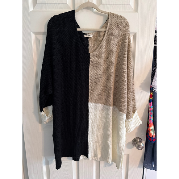 Cesome, User: None Sweaters - Cesome, User: None Colorblock V-Neck Knit Sweater